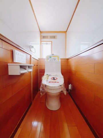 【中古戸建】太田市龍舞町のトイレ|■トイレ｜清潔感溢れるトイレになっています。窓がついていますので常に換気をすることができ清潔を保てます。