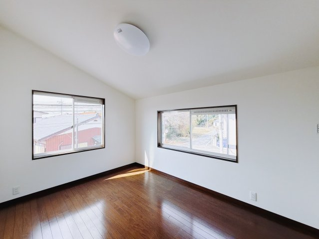 【中古戸建】太田市龍舞町の洋室|■洋室｜お子様の一人部屋にピッタリな洋室。木のぬくもりを感じるフローリングは、天然木の味わいが時とともに深みを増していきます。また、傷にも強く、フリーワックスでお手入れもラクラクです♪