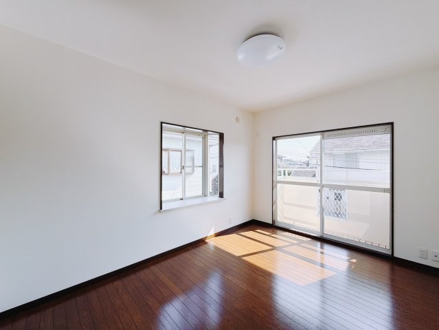 【中古戸建】太田市龍舞町の洋室|■洋室｜バルコニーにも出られる2階の一室♪お勉強などに疲れたら気晴らしもできますね♪