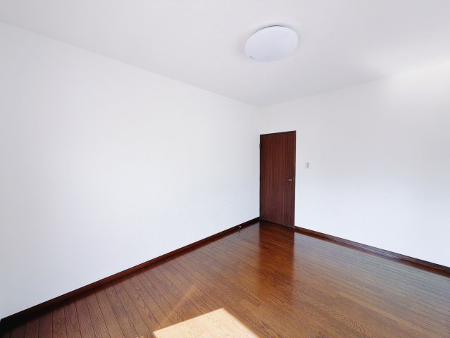 【中古戸建】太田市龍舞町の洋室|■洋室｜ナチュラルカラーの床です。模様替えなどとても楽しく工夫できます♪陽当たり、風通しもとても良いので毎日快適な生活スタートです！