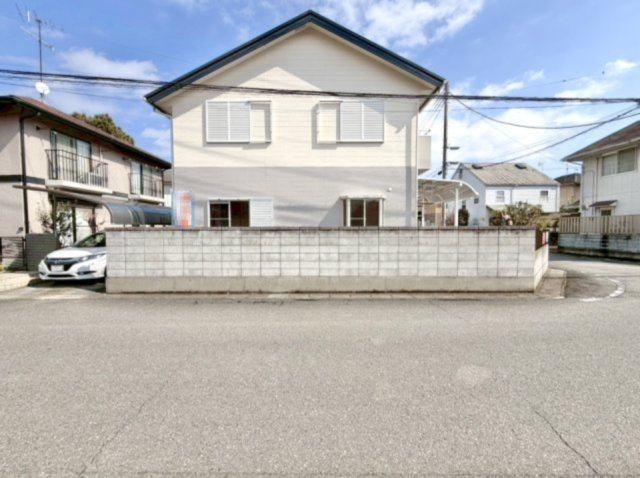 【中古戸建】太田市龍舞町の外観|■外観｜窓の配置や、爽やかな白ベースの外観が清潔感をもたらします。まっさらなキャンバスのような家にこだわりを彩って…始めよう、あなただけの豊かな暮らし( ＾＾ )