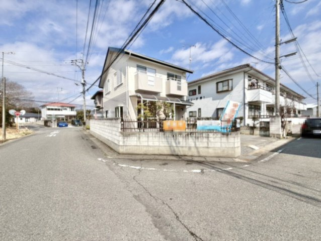 【中古戸建】太田市龍舞町の外観|■外観｜角地のため開放的で見渡しが良いです。車の出入りの際も安全確認バッチリ！