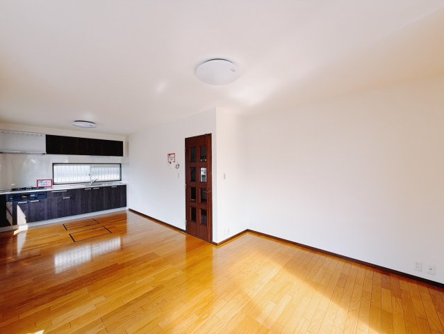 【中古戸建】太田市龍舞町の居間・リビング|■リビング｜出来上がった料理を運びやすいリビングダイニング♪お料理中も家族との会話がはずみます♪