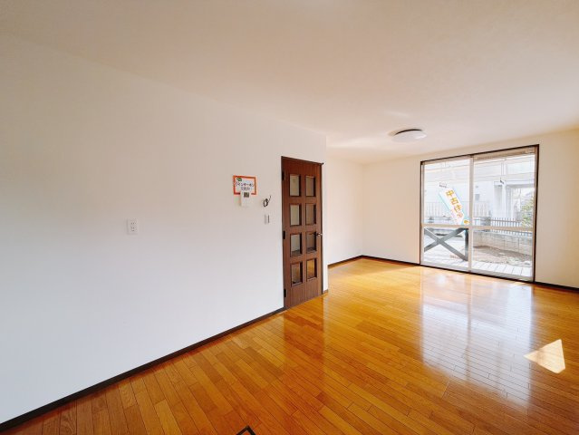 【中古戸建】太田市龍舞町の居間・リビング|■リビング｜落ち着きのある表情を見せるリビングダイニング。太陽の光がたっぷり差し込むリビングは、自然とご家族が集まる居心地の良い空間です。