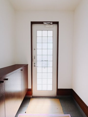 【中古戸建】太田市龍舞町の玄関|■玄関｜毎日の「いってらっしゃい」や「お帰りなさい」を大切なご家族と過ごす玄関は〈使いやすさ〉を追求しております。玄関横の物入は急な来客時でもさっとお片付けできるスペースを確保しています。