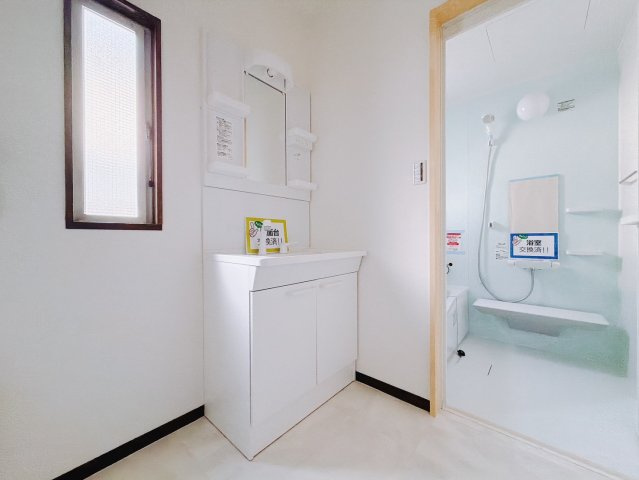 【中古戸建】太田市龍舞町の独立洗面台|■洗面室｜洗濯機を置いてもゆとりある広さの洗面脱衣室です♪自然光が入り身支度もしやすくおしゃれが好きな方にも嬉しい設計です♪