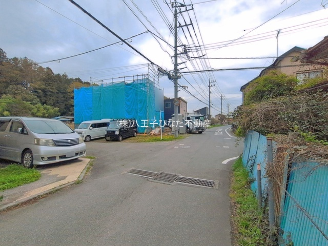 『八王子市新築戸建て』八王子市西寺方町1123-1【仲介手数料無料】の前面道路含む現地写真|～仲介手数料無料☆八王子ひなた不動産～八王子市西寺方町　新築戸建て