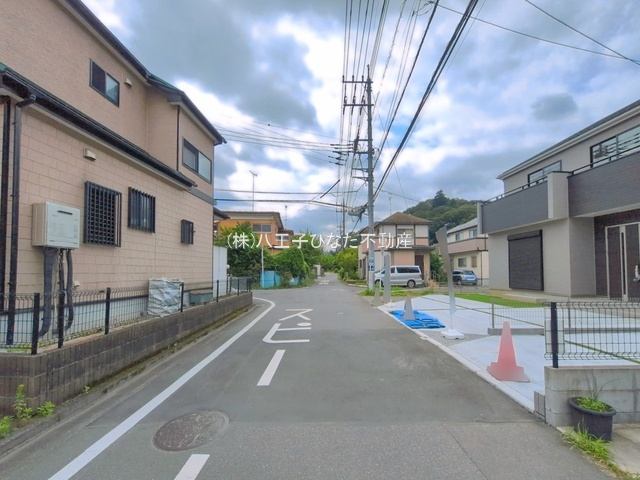 祝　成約済み　八王子市　西寺方町　新築戸建ての前面道路含む現地写真|～仲介手数料無料☆八王子ひなた不動産～八王子市西寺方町　新築戸建て