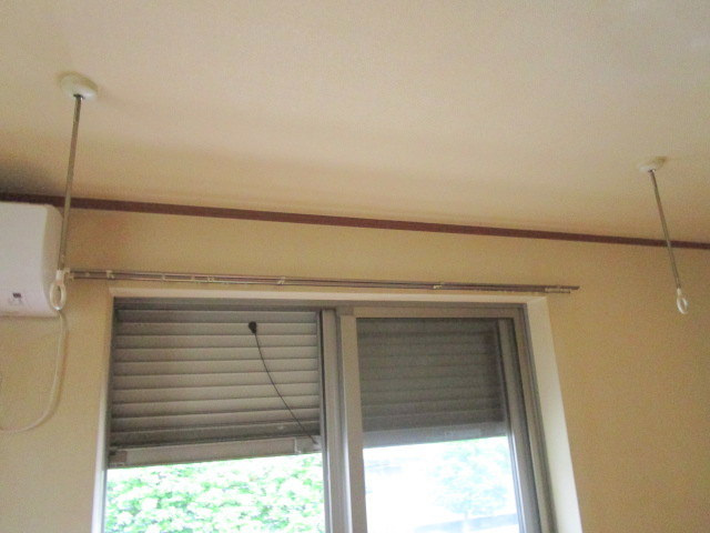 フロイデの設備|防犯シャッター、室内物干しフック