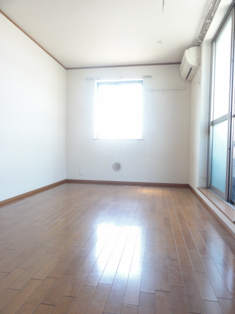 フロイデの居間・リビング|★角部屋2面採光の居室★