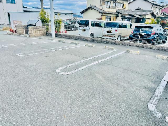 ドゥー・ファミーユⅡの駐車場