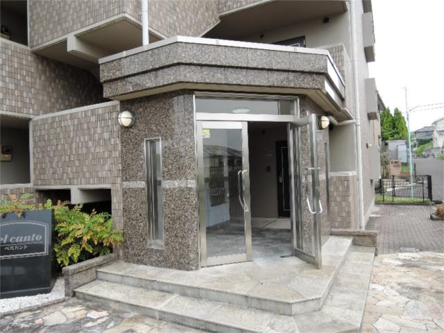 ベルカントのエントランス|外観タイル張りのエントランス！