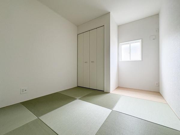 細第1-2号棟の和室|明るい光が差し込む和室で快適にお過ごしいただけます。収納スペースも備わっており室内をすっきりと保てます。シンプルな内装が空間を広く感じさせます。窓があり換気もしやすい設計です。
