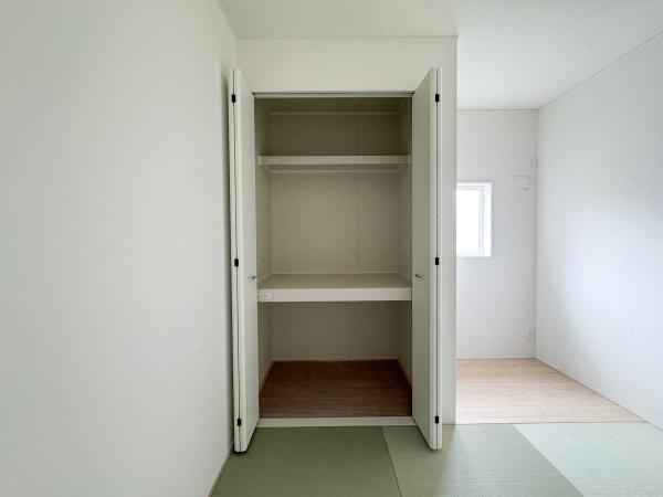 細第1-2号棟の収納|シンプルなデザインでまとまりのある収納スペースです。棚板が設置されており使い分けがしやすい仕様となっています。クローゼットの扉は開閉がしやすく圧迫感のない空間となっています。