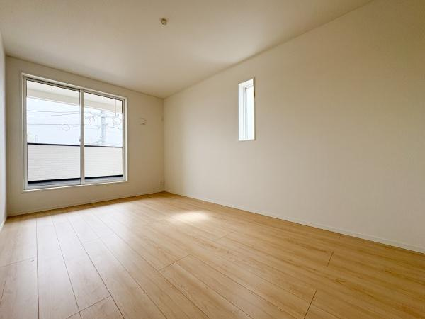 細第1-2号棟の洋室|大きな窓から自然光が差し込み部屋全体が明るい印象です。シンプルな内装で家具の配置がしやすく使い勝手の良い洋室です。フローリングが清潔感を演出し快適な空間となっています。