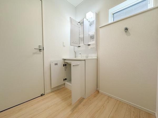 細第1-2号棟の独立洗面台|窓があり自然光が差し込む、シンプルな洗面台です。収納スペースも確保されており整理整頓がしやすいです。明るい印象の室内で朝の身支度にも便利な空間です。