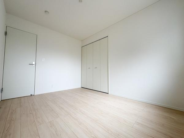 細第1-1号棟の洋室|やわらかな木目調のフローリングが落ち着いた印象を与えます。収納スペースが備わっており整理整頓しやすい洋室です。シンプルな内装で家具の配置が考えやすく多様な使い方が楽しめます。