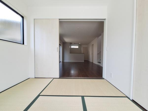 上田町3丁目1期1号棟の和室|和室とリビングが続き間として設計されており開放的な空間を実現しています。シンプルな内装が特徴的でどなたにも馴染みやすい雰囲気です。畳の香りが感じられる落ち着いた和室となっています。