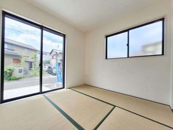 上田町3丁目1期1号棟の和室|大きな窓から自然光がたっぷり入る和室です。畳の風合いが室内に落ち着いた雰囲気をもたらします。シンプルな内装で家具のレイアウトがしやすいです。開放感のある空間を感じられます。