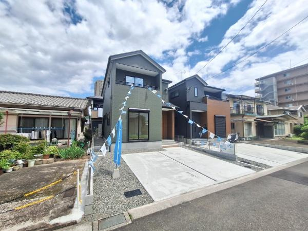 上田町3丁目1期1号棟の前面道路含む現地写真|前面道路に面した現地写真です。スタイリッシュな外観が際立ち周囲と調和したデザインが魅力となっています。広々とした駐車スペースも特徴的です。街並みに馴染みやすい落ち着いた色合いの外壁です。