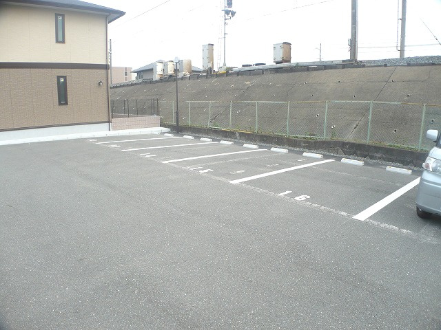 リバーハイム谷八木Ⅱの駐車場