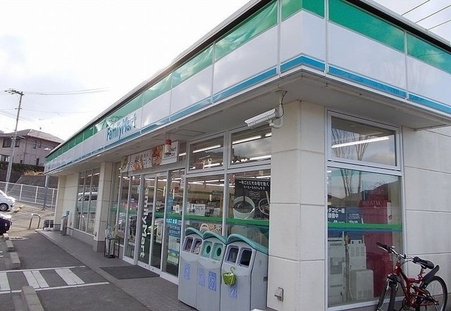 サンライトⅡの周辺|ファミリーマートまで300m