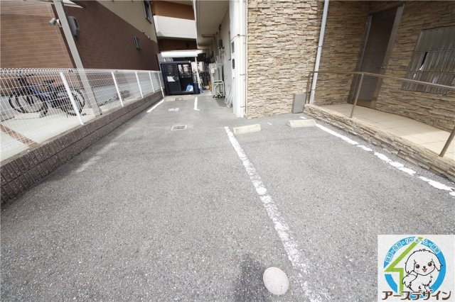 エテルノ・スクウェア弐番館の駐車場