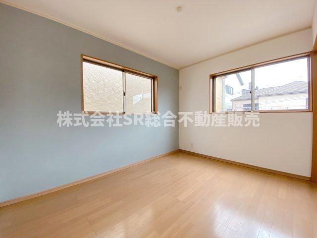 荒本2丁目中古戸建の洋室|全室2面採光の明るいお部屋で過ごせます！電気なしでもこの明るさです。
