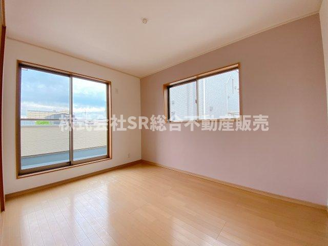 荒本2丁目中古戸建の子供部屋|淡いピンクのアクセントクロスが可愛らしいです！