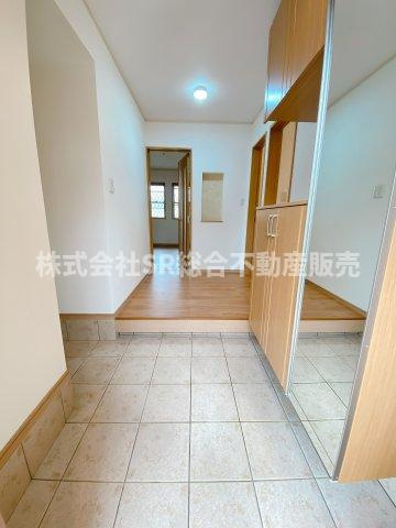 荒本2丁目中古戸建の玄関|姿見付のシューズボックスがあります♪