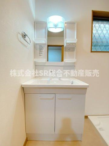 荒本2丁目中古戸建の独立洗面台|独立洗面台、小物を置くことができて便利です