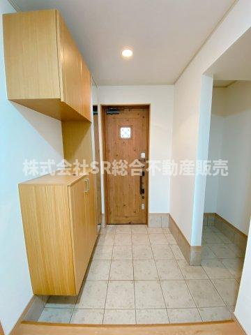 荒本2丁目中古戸建の玄関|ベビーカー等を収納できるスペースがあり、広々とした玄関です♪