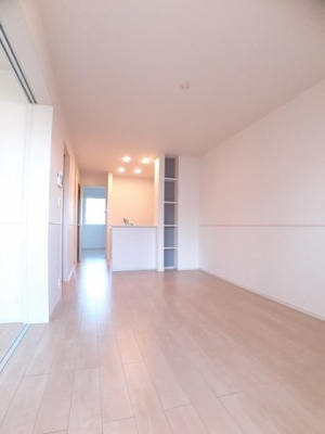 【居間・リビング】 | アミティエⅠ | こちらの居間で趣味の時間をお楽しみください