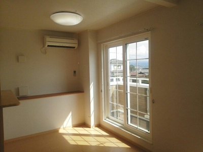 【居間・リビング】 | アヴェニール岩出Ⅰ | こちらの居間で趣味の時間をお楽しみください