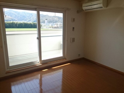 【居間・リビング】 | ヴァンクール貴志川Ⅱ | 使いやすい居間です