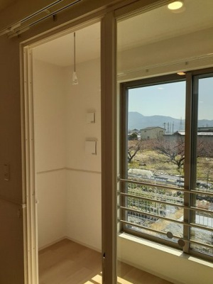 【バルコニー】 | プリムローズⅡ | 陽当たり良好なバルコニーです