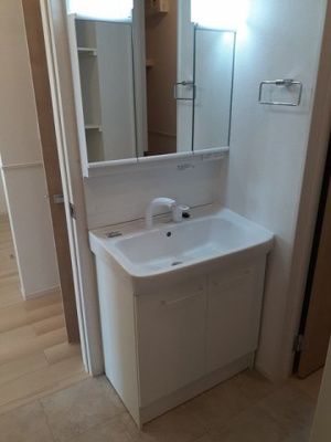 【洗面所】 | プリムローズⅡ | 明るい洗面所です