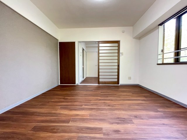 富山市一棟マンションの洋室