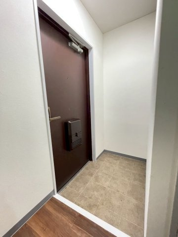 富山市一棟マンションの玄関