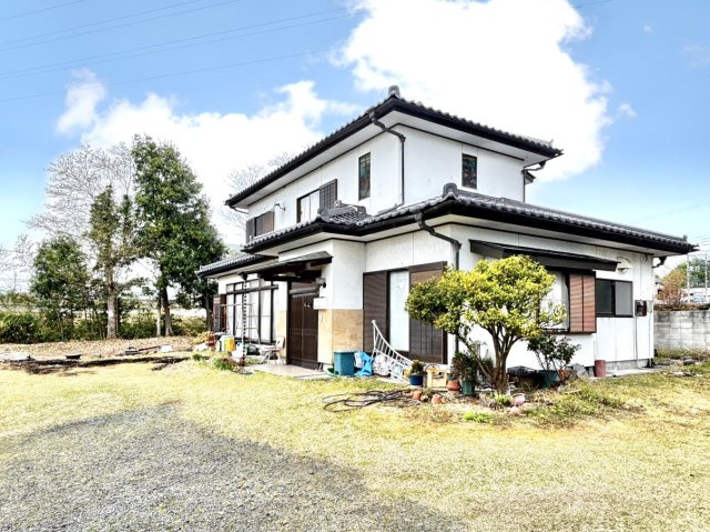 【中古戸建】前橋市江木町の外観|■外観｜窓の配置や、爽やかな白ベースの外観が清潔感をもたらします。まっさらなキャンバスのような家にこだわりを彩って…始めよう、あなただけの豊かな暮らし( ＾＾ )
