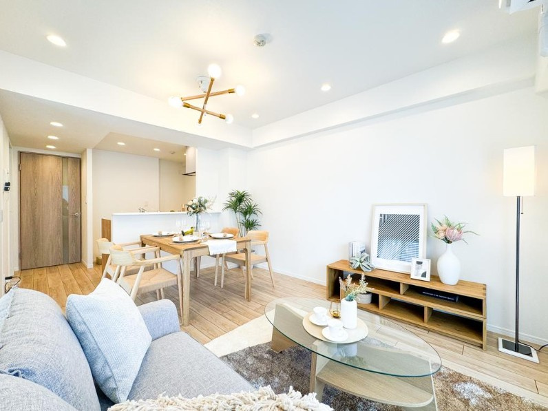 クレストフォルム田町ベイフロントスクエアの居間・リビング|クレストフォルム田町ベイフロントスクエア：約１２．１帖のリビングには床暖房が付いており寒い季節でも暖かくお過ごしいただけます！
