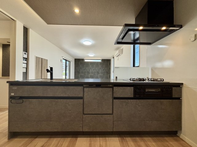 プランタウン新垢田南町のキッチン|施工例：タカラスタンダード製オフェリア。食器洗浄乾燥機+浄水器付。ホーロークリーンパネルでお掃除も楽々です！