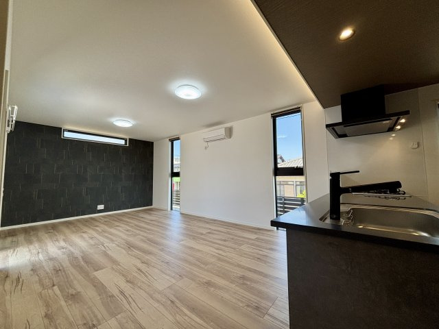 プランタウン新垢田南町の内観：施工例|施工例：18帖の広々LDK。キッチン裏には大容量パントリーも♪