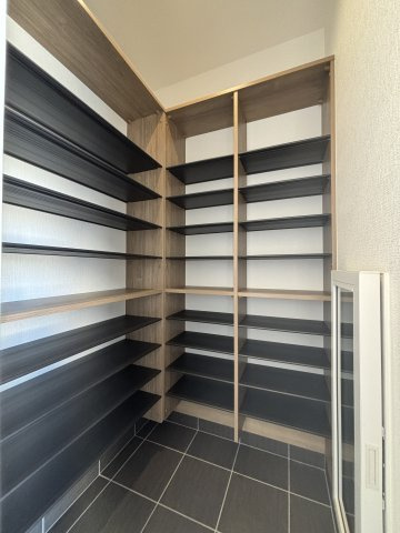 プランタウン新垢田南町の内観：施工例|施工例：シューズクローゼット+貫通型ポスト採用。