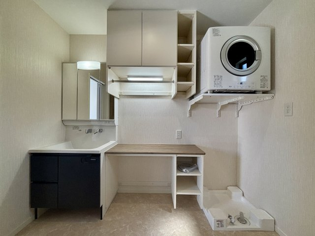 プランタウン新垢田南町のランドリースペース|施工例：ランドリールームにはかんたくん！家事の時短に♪
別途ランドリーパイプもお好みで設置可能です。