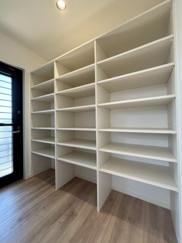 プランタウン新垢田南町の収納|キッチン裏には大容量パントリーが！お料理好きのご家族にはたまりません♪