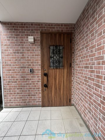 平塚市纏　中古戸建の玄関