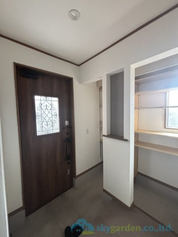 平塚市纏　中古戸建の玄関