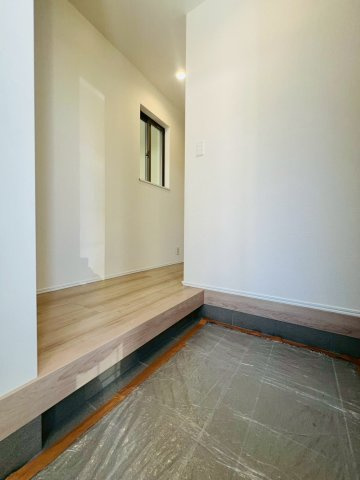 東朝霧丘戸建の玄関