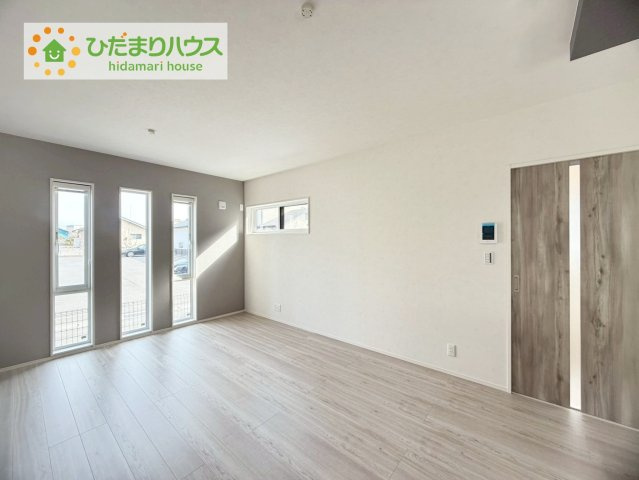 いわき市泉町タマタウン　新築戸建　1号棟の居間・リビング|リビング大きな窓からは、暖かな日の光が降り注ぎます・・・